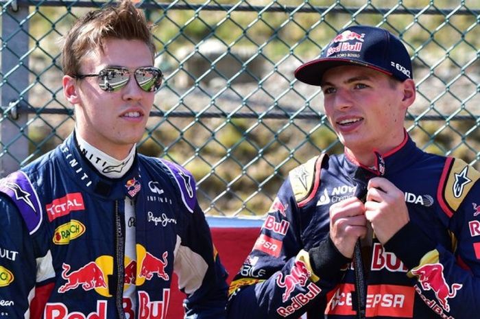 Pebalap Toro Rosso, Max Verstappen (kanan), berbincang dengan pebalap Red Bull Racing, Daniil Kvyat (kiri) di grid Sirkuit Spa-Francorchamps sebelum GP Belgia 2015 yang digelar pada 23 Agustus tahun lalu dimulai.