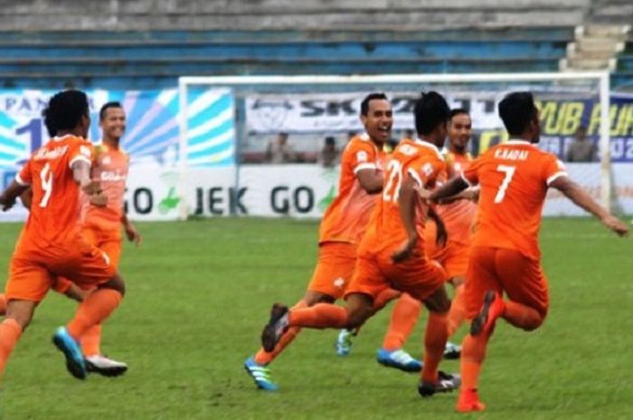 Pemain Sragen United merayakan gol ke gawang PSIS dalam lanjutan Liga 2 di Stadion Jatidiri, Kamis (4/5/2017). 