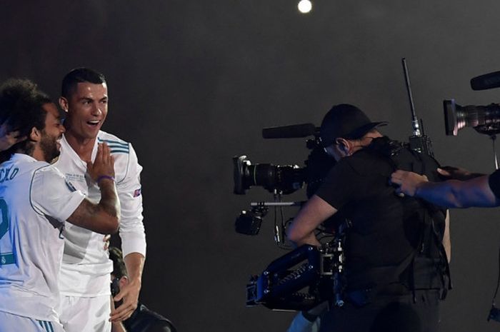 Megabintang Real Madrid, Cristiano Ronaldo (kedua dari kiri), melakukan selebrasi dengan Marcelo dalam perayaan juara Liga Champions di Stadion Santiago Bernabeu, Madrid, Spanyol pada 27 Mei 2018.