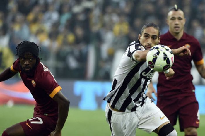 Eks pemain Juventus, Martin Caceres (tengah)