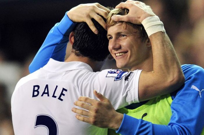 Penyerang Tottenham, Roman Pavlyuchenko, merayakan gol Gareth Bale ke gawang Queens Park Rangers pada laga Liga Inggris di White Hart Lane, London, Inggris, pada 30 Oktober 2011.