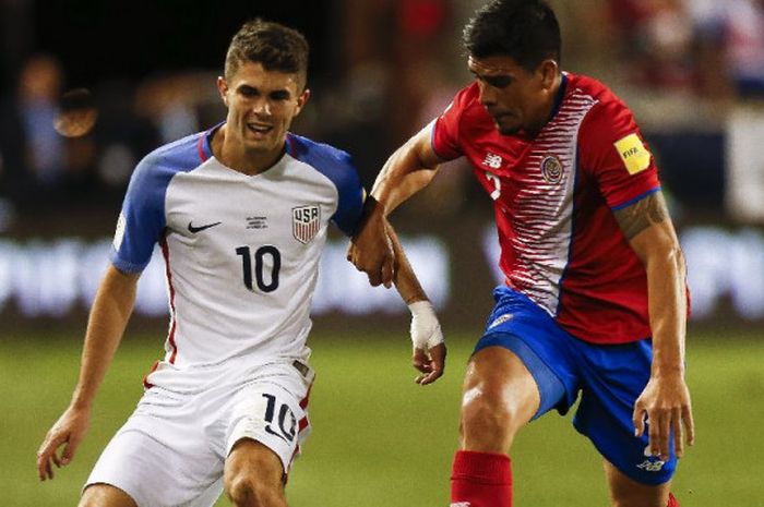 Penyerang Amerika Serikat, Christian Pulisic (kiri), beraksi pada laga Kualifikasi Piala Dunia 2018 kontra Kosta Rika, 1 September 2017.