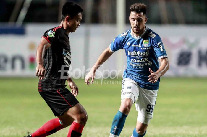  Penyerang Persib Bandung, Jonathan Bauman, saat tampil melawan Persipura Jayapura pada pertandingan lanjutan Liga 1 di Stadion Gelora Bandung Lautan Api, Sabtu (12/5/2018).  