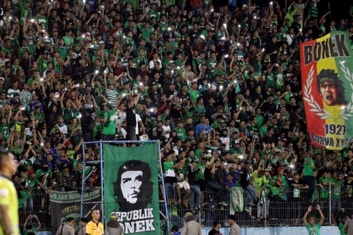 Aksi suporter Persebaya saat tim kesayangan mereka bertemu dengan Madiun Putra di Stadion Wilis Madiun, Jawa Timur (20/07/2017). 