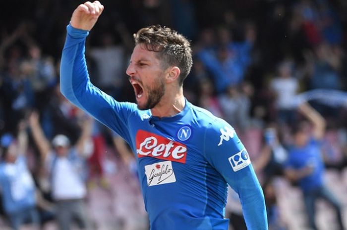 Striker Napoli, Dries Mertens, melakukan selebrasi seusai menjebol gawang Torino dalam partai Liga Italia di San Paolo, Minggu (6/5/2018)