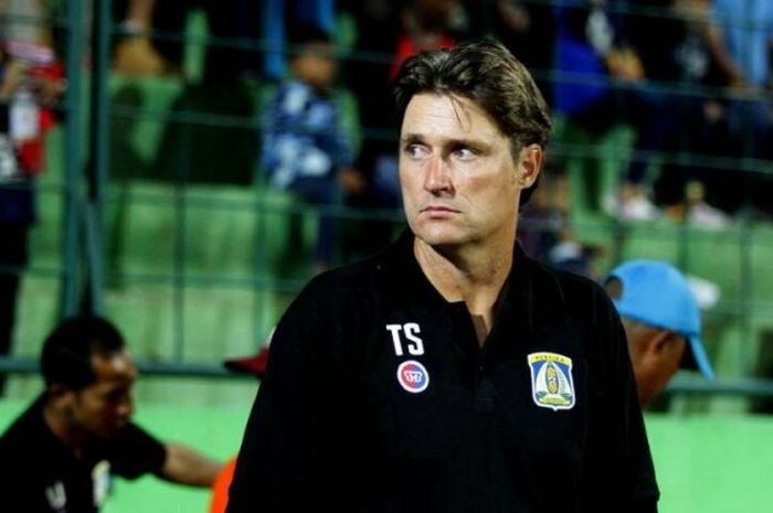 Timo Scheunemann ketika memimpin Persiba Balikpapan dalam pertandingan Liga 1 kontra Arema FC di Sta