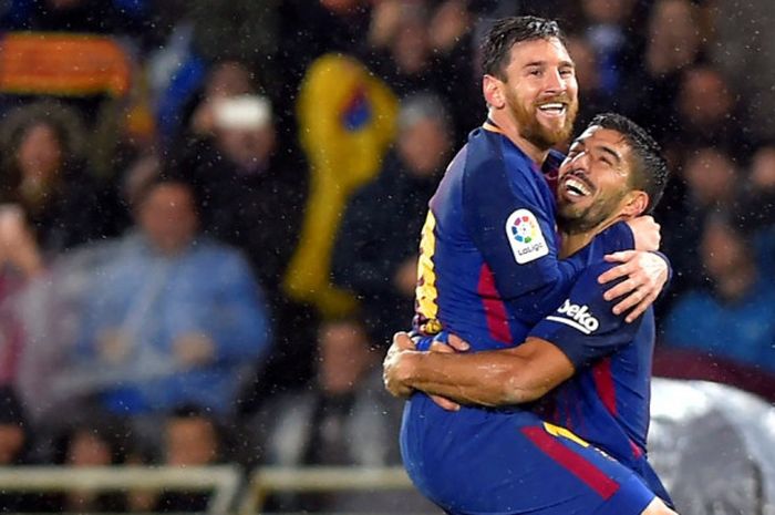 Megabintang FC Barcelona, Lionel Messi (kiri), merayakan golnya bersama Luis Suarez dalam laga Liga Spanyol kontra Real Sociedad di Stadion Anoeta, San Sebastian, pada 14 Januari 2018.