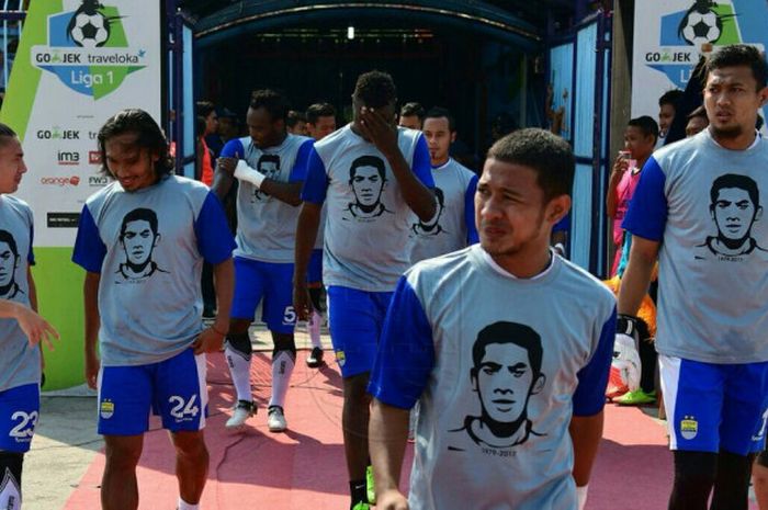 Para Pemain Persib Bandung mengenakan kostum dengan gambar karikatur Almarhum Choirul Huda.