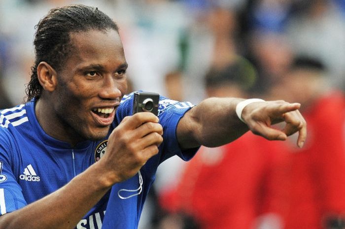  Striker Chelsea, Didier Drogba, merayakan keberhasilan timnya menjuarai Liga Inggris seusai laga kontra Wigan Athletic di Stadion Stamford Bridge, London, pada 9 Mei 2010. 