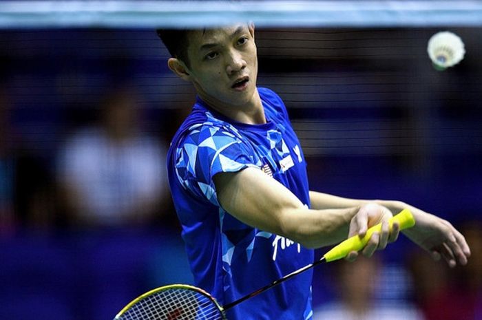 Pebulu tangkis tunggal putra Malaysia, Daren Liew, mengembalikan shuttlecock dari sang lawan, Viktor Axelsen (Denmark), pada laga semifinal Malaysia Masters 2018.