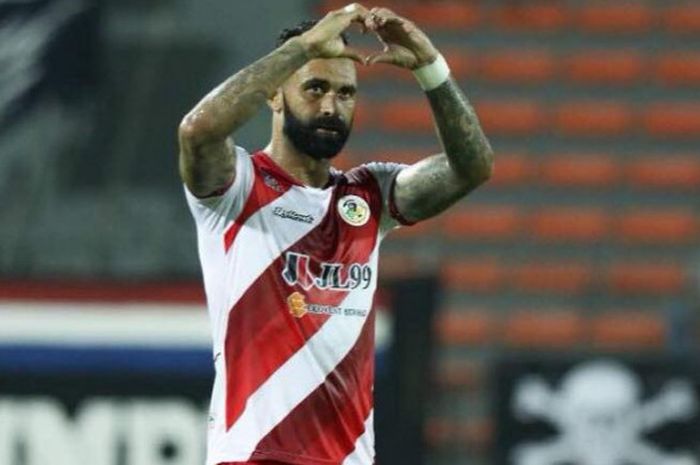 Simbol cinta ditunjukkan striker Kuala Lumpur FA, Guilherme De Paula seusai mengalahkan Kuching FC pada laga putaran kedua Piala FA Malaysia 2018 di Stadion Cheras, Sabtu (3/3/2018) malam WIB.