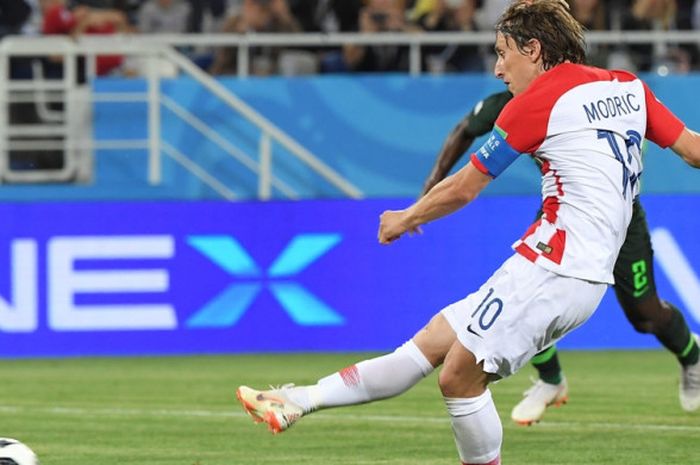 Gelandang timnas Kroasia, Luka Modric, melepaskan tendangan dari titik penalti ke gawang Nigeria yang berujung gol pada laga penyisihan Grup D Piala Dunia 2018 di Kaliningrad Stadium, Sabtu (16/6/2018) waktu setempat atau Minggu dini hari WIB.