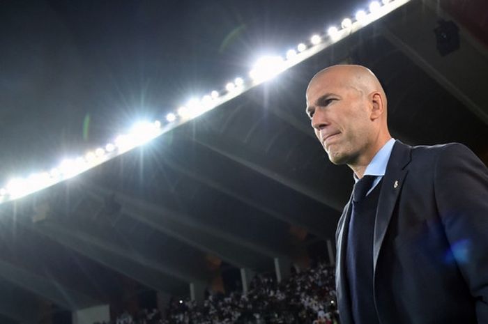 Zinedine Zidane mendampingi Real Madrid saat melawan Al Jazira pada laga semifinal Piala Dunia Antarklub di Stadion Zayed Sports City, Abu Dhabi, Kamis (14/12/2017) dini hari WIB.