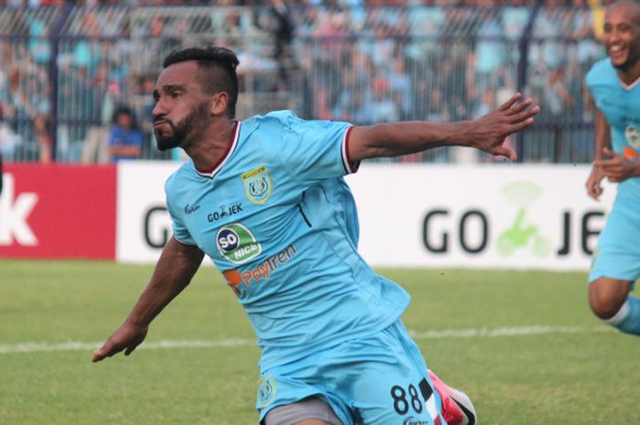 Pemain Persela, Diego Assis Figueiredo, saat merayakan gol yang dicetaknya ke gawang Persebaya dalam duel pekan kedua Liga 1 2018 di Stadion Surajaya, Lamongan, Sabtu (30/3/2018)