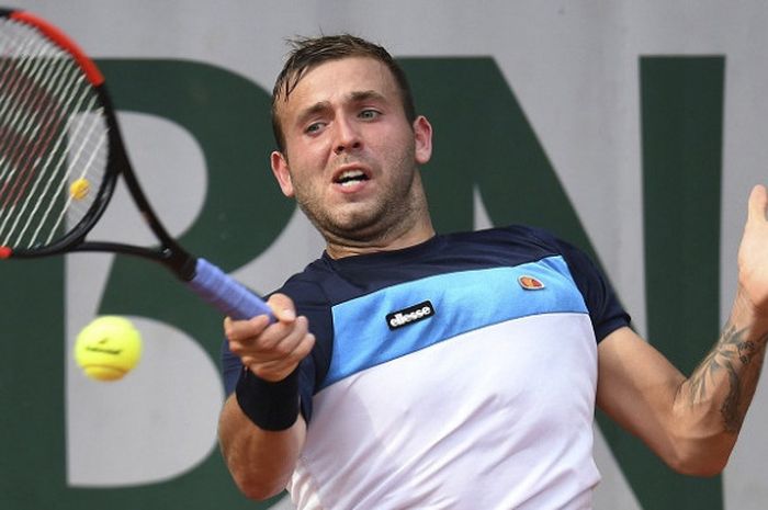 Petenis tunggal putra Inggris Raya, Dan Evans, tampil pada turnamen Roland Garros 2017 melawan Tommy Rebredo (Spanyol) di Paris, 28 Mei 2017.