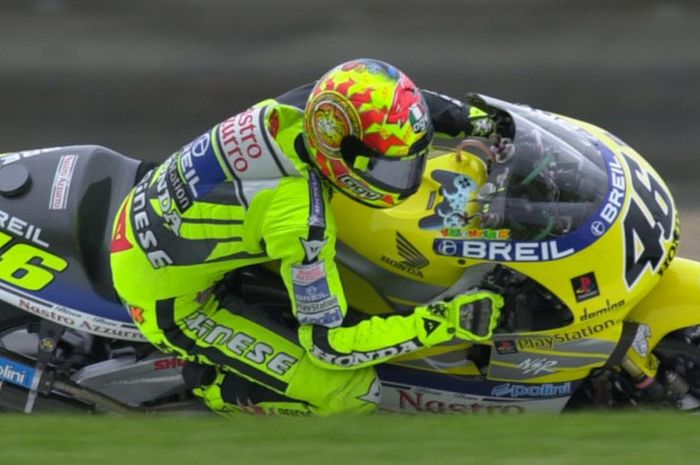  Valentino Rossi saat tampil pada seri balap kelas 500cc MotoGP musim 2000 di Sirkuit Donington Park, Inggris. 