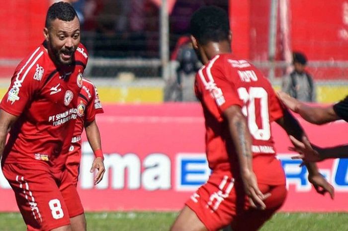 Penyerang Semen Padang, Marcel Sacramento, saat menghadapi Persegres Gresik, di Stadion H Agus Salim, Sabtu (5/8/2017)