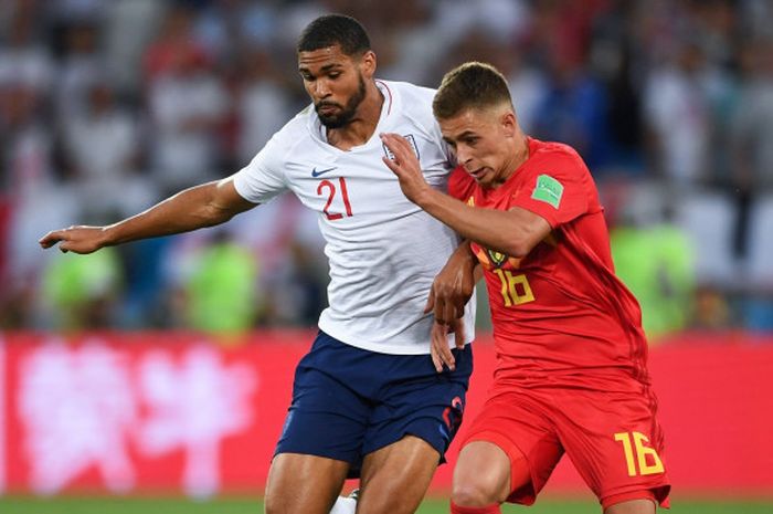  Gelandang Inggris, Ruben Loftus-Cheek (kiri), berduel dengan penyerang Belgia, Thorgan Hazard, dalam laga Grup G Piala Dunia 2018, 28 Juni 2018 di Kaliningrad. 