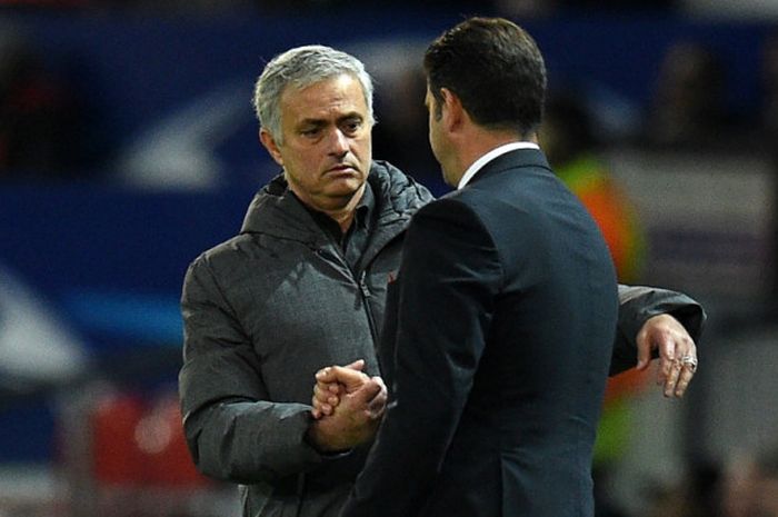 Manajer Manchester United, Jose Mourinho (kiri), bersalaman dengan pelatih Benfica, Rui Vitoria, dalam laga Grup A Liga Champions di Stadion Old Trafford, Manchester, Inggris, pada 31 Oktober 2017.