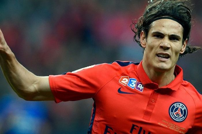 Striker Paris Saint-Germain, Edinson Cavani, merayakan gol saat melawan Bastia dalam laga final Piala Liga Prancis di Stadion Stade de France, Saint-Denis, pada 11 April 2015.