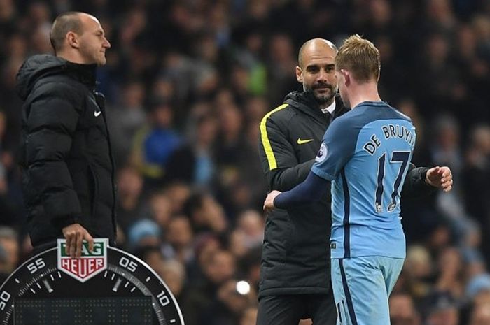 Manajer Manchester City, Josep Guardiola, bersalaman dengan Kevin De Bruyne dalam laga Premier League kontra Arsenal di Stadion Etihad, Manchester, Inggris, pada 18 Desember 2016.