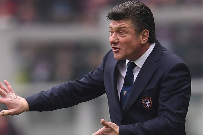 Ekspresi pelatih Torino, Walter Mazzarri, saat memberikan arahan kepada para pemainnya dalam pertandingan Liga Italia 2017-2018 menghadapi Juventus di Stadion Olimpico Grande Torino, Turin, Italia, pada Minggu (18/2/2018).