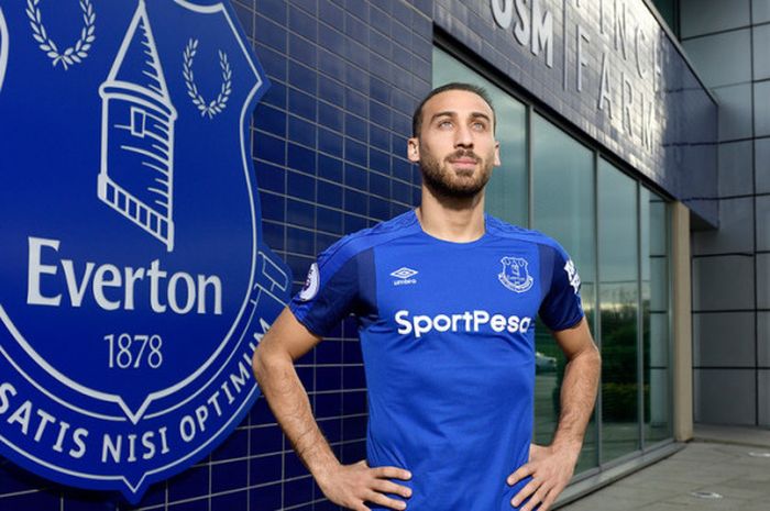 Striker anyar Everton, Cenk Tosun, berpose di depan pusat pelatihan tim di Finch Farm, sesaat setelah resmi bergabung dengan The Toffees pada Jumat (5/1/2018).