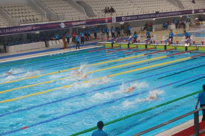 Para perenang bersaing pada perlombaan final nomor 50 meter gaya punggung putra Indonesia Open Aquatic Championship 2017, di Aquatic Stadium, Senayan, Jakarta, Selasa (12/12/2017) malam.