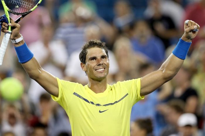 Petenis Spanyol, Rafael Nadal, merayakan kemenangan atas wakil Prancis, Richard Gasquet, pada babak kedua Western & Southern Open di Cincinnati, Rabu (16/8/2017).