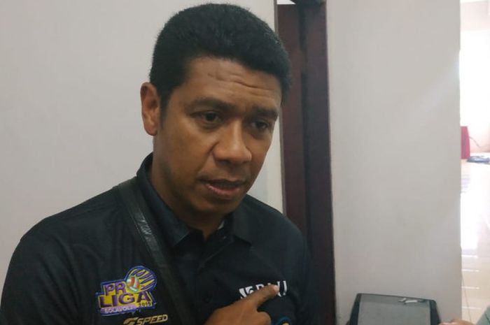 Manajer tim bola voli BNI 46, Loudry Maspaitella, berbicara kepada para awak media di Kantor PP PBVSI, Jakarta, Rabu (28/11/2018).