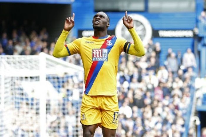 Ekspresi penyerang Crystal Palace, Christian Benteke, saat merayakan gol kontra Chelsea pada pertandingan Liga Inggris di Stamford Bridge, Sabtu (1/4/2017). 