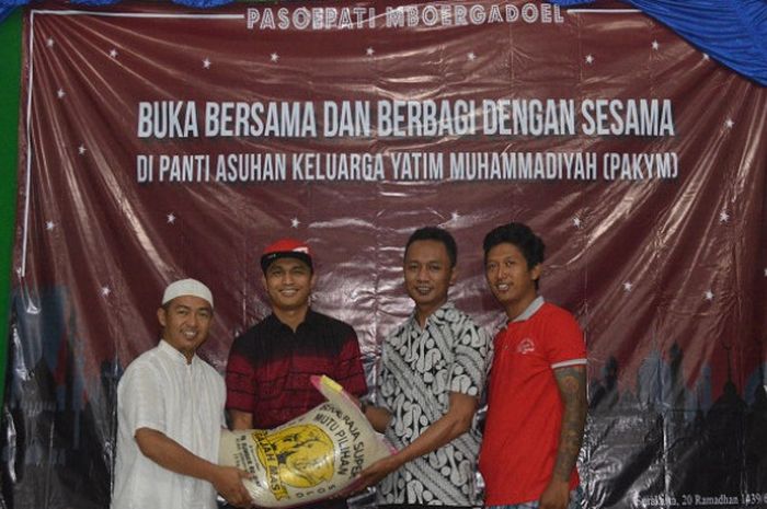 Pengasuh Panti Asuhan Keluarga Yatim Muhammadiyah (PAKYM), Akhmad Yasin (baju putih), bersama dengan eks menteri sosial DPP Pasoepati, Isnaini Muhammad Fattah (kedua dari kiri), Ketua Panpel Persis Solo, Didik Daryanto (kedua dari kanan), dan capo tribune selatan, Agoes Warsoep (kanan).