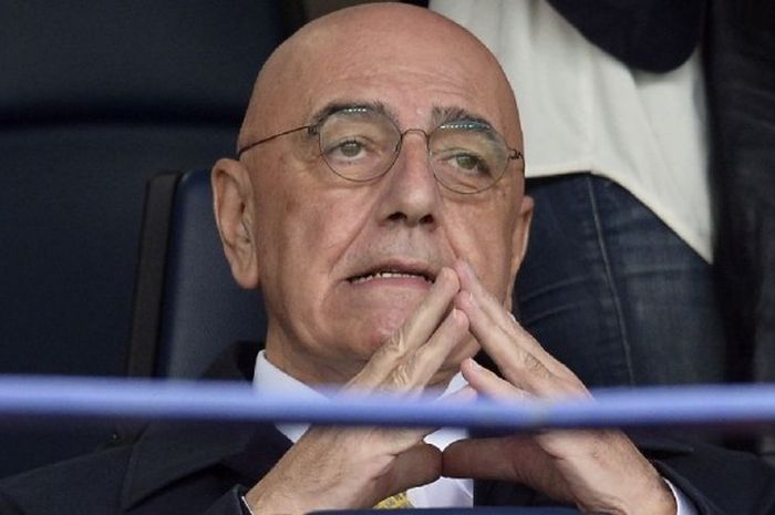 CEO Milan, Adriano Galliani, menghadiri laga Serie A antara Chievo Verona dan AC Milan, 10 November 2013.