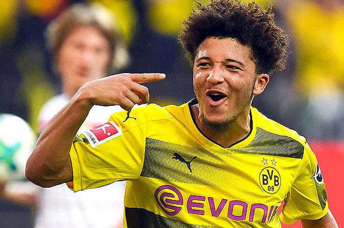 Gelandang Borussia Dortmund, Jadon Sancho, melakukan selebrasi seusai mencetak gol ke gawang Bayer Leverkusen pada pertandingan Liga Jerman di Stadion Signal Iduna Park, Sabtu (21/4/2018).