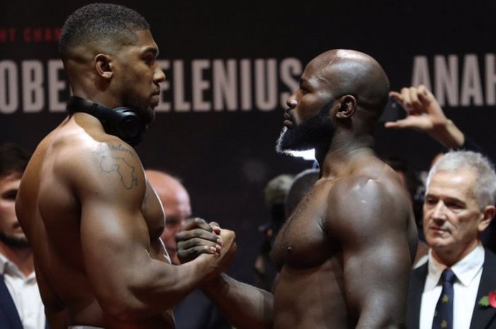 Anthony Joshua (kiri) dan Carlos Takam seusai melakukan timbang badan jelang pertarungan keduanya, di Cardiff, Wales, Sabtu (28/10/2017).