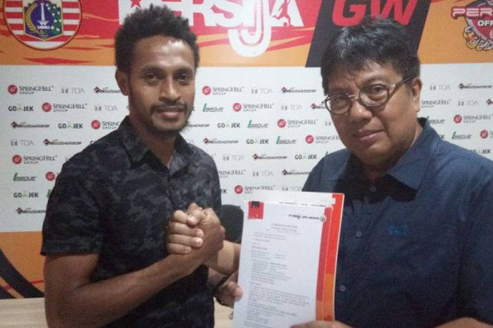 Direktur Utama Persija, Gede Widiade, bersama dengan Marco Kabiay di Kantor Persija, Duren Tiga, Jakarta Selatan, Kamis (14/12/2017).