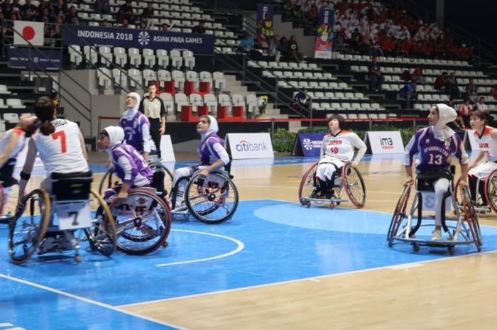 Pertandingan antara tim putri Jepang (putih) dan Afghanistan (ungu) pada lanjutan penyisihan Pool B wheelchair baksetball kategori putri di Hall Basket Senayan, Jakarta, Senin (8/10/2018).