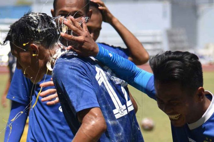 Pemain belakang Persib Bandung, Henhen Herdiana, merayakan hari ulang tahunya yang ke-23 pada hari i