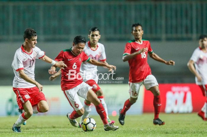 Gelandang Timnas U-23 Indonesia, Evan Dimas, beraksi  pada laga PSSI Anniversary Cup 2018 kontra Bahrain di Stadion Pakansari, Bogor, Jumat (27/4/2018)