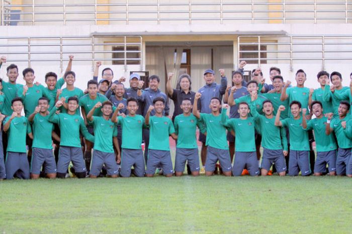 Timnas Indonesia U-19 bersama Emha Ainun Nadjib di lapangan UNY, Selasa (15/8/2017)