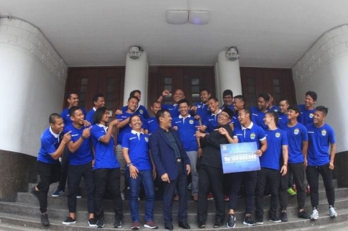 Persib Bandung saat berfoto bersama Wali Kota Bandung Ridwan Kamil di Balai  Kota Bandung, Selasa (21/3/2017)