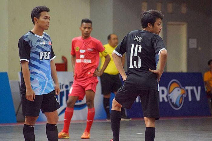 Tim futsal putra Universitas PGRI Semarang bersiap melakukan kick-off saat melawan Universitas Muhammadiyah Yogyakarta dalam laga LIMA Futsal Kaskus CJYC 2017 di GOR Ki Bagoes Hadikoesoemo, UII Yogyakarta, Senin (21/8).