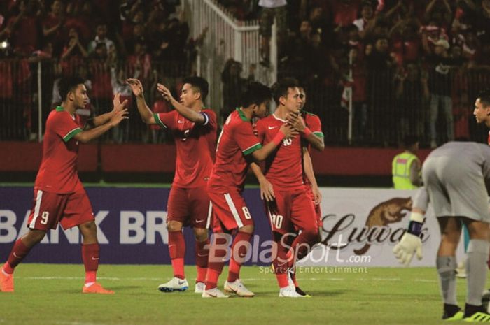  Selebrasi gelandang tim nasional U-19 Indonesia, Egy Maulana Vikri, seusai membobol gawang Malaysia pada semifinal Piala Asia U-19 di Stadion Gelora Delta Sidorajo, Kamis (12/7/2018).   