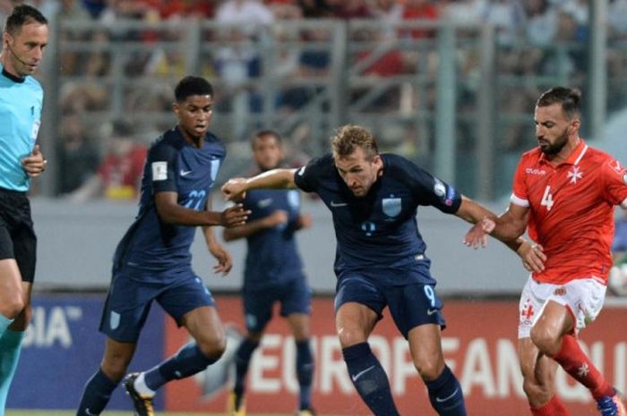 Aksi striker Inggris, Harry Kane (kedua dari kanan), dalam partai Kualifikasi Piala Dunia 2018 kontra Malta di Stadion Nasional Ta'Qali, 1 September 2017.