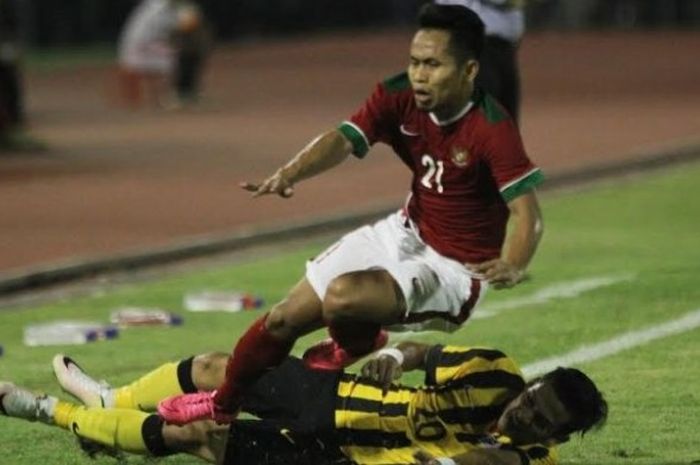 Winger timnas Indonesia, Andik Vermansyah saat dilanggar bek Malaysia, Azrif Nasrulhaq Badrul Hisham di Stadion Manahan, Solo, Selasa (6/9/2016) malam. 