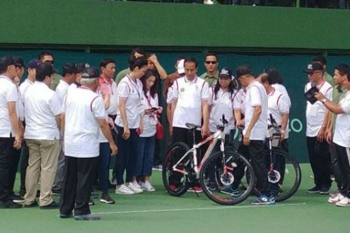 Presiden Joko Widodo meresmikan venue lapangan tenis indoor dan outdoor di Kompleks Gelora Bung Karno (GBK), Sabtu (3/2/2018) pagi.