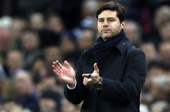 Manajer Tottenham Hotspur, Mauricio Pochettino, menyaksikan timnya bertanding melawan Bayer Leverkusen, pada ajang Liga Champions di Stadion Wembley, Rabu (2/11/2016) waktu setempat.