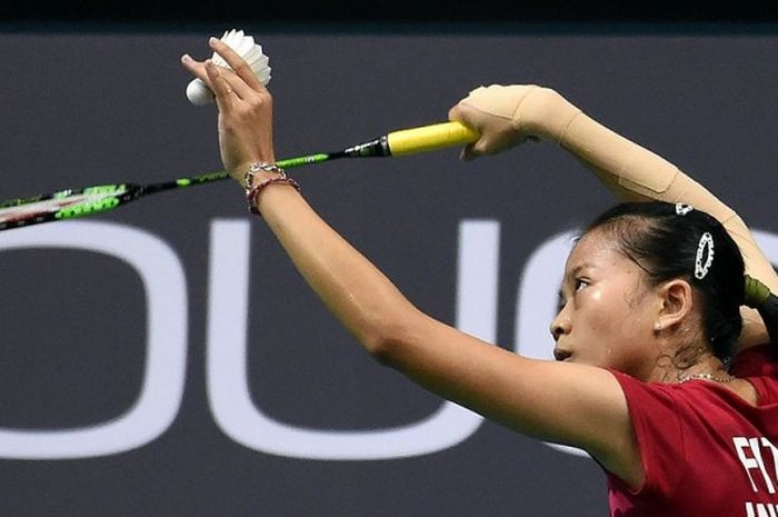  Pebulu tangkis putri Indonesia, Fitriani, saat menghadapi pebulu tangkis putri India, PV Sindhu, dalam pertandingan putaran kedua kualifikasi tunggal putri Singapura Terbuka, (13/4/2017). 