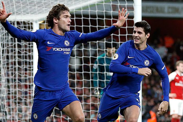   Bek Chelsea, Marcos Alonso (kiri), melakukan selebrasi bersama rekan setimnya Alvaro Morata seusai mencetak gol ke gawang Arsenal dalam laga lanjutan Liga Inggris 2017-2018 di Stadion Emirates, London, pada 3 Januari 2018.  