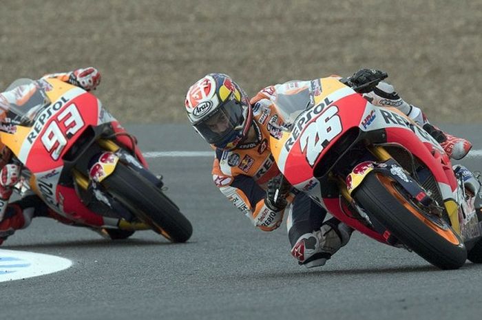 Pebalap tim Repsol Honda, Dani Pedrosa (depan) dan Marc Marquez, saat melibas sebuah tikungan di Sirkuit Jerez, Spanyol dalam sesi latihan bebas GP Spanyol, (5/5/2017).